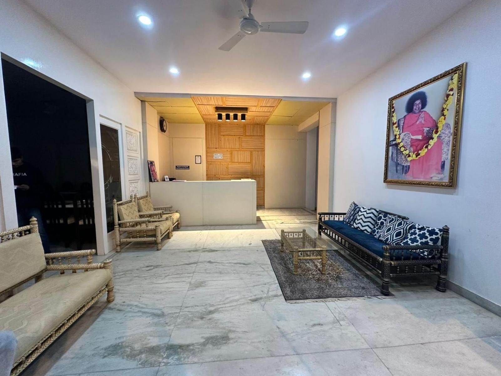 Hotel Sri Sathya Sai Bangalore Exteriör bild