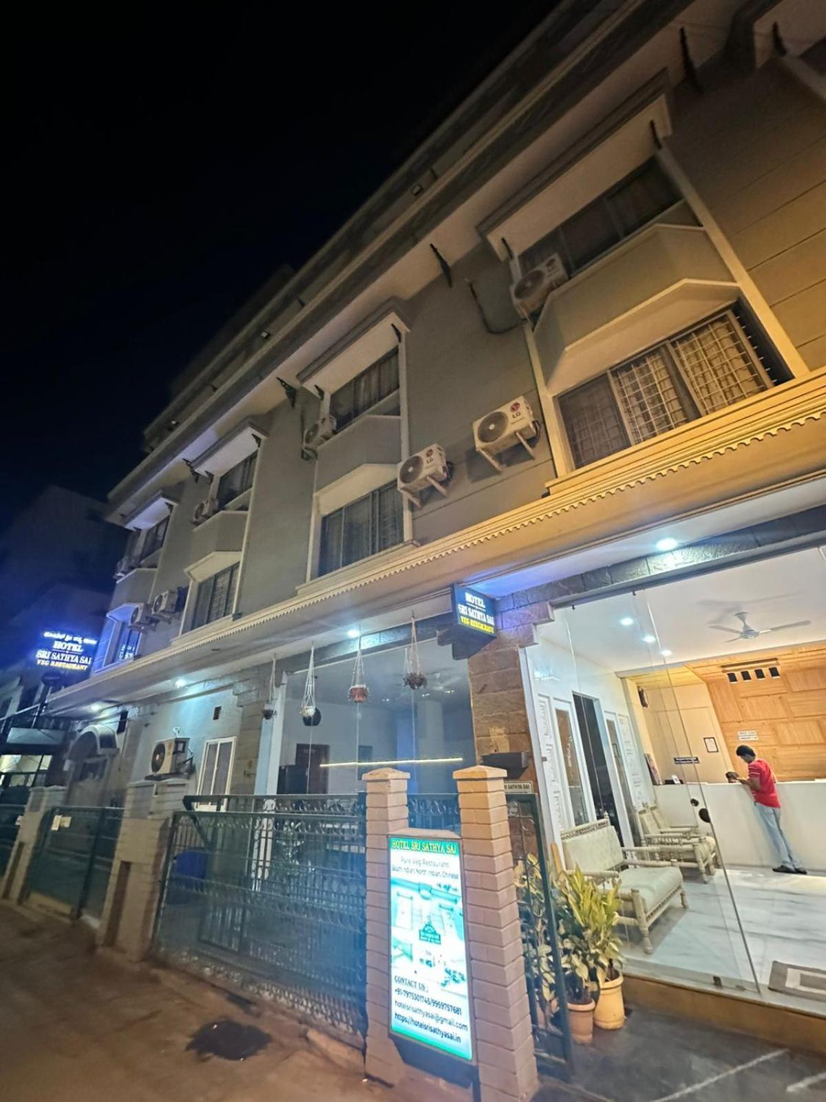 Hotel Sri Sathya Sai Bangalore Exteriör bild