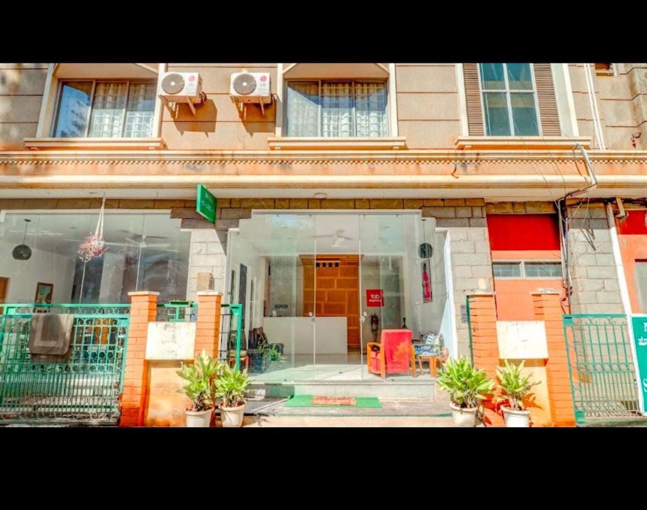 Hotel Sri Sathya Sai Bangalore Exteriör bild
