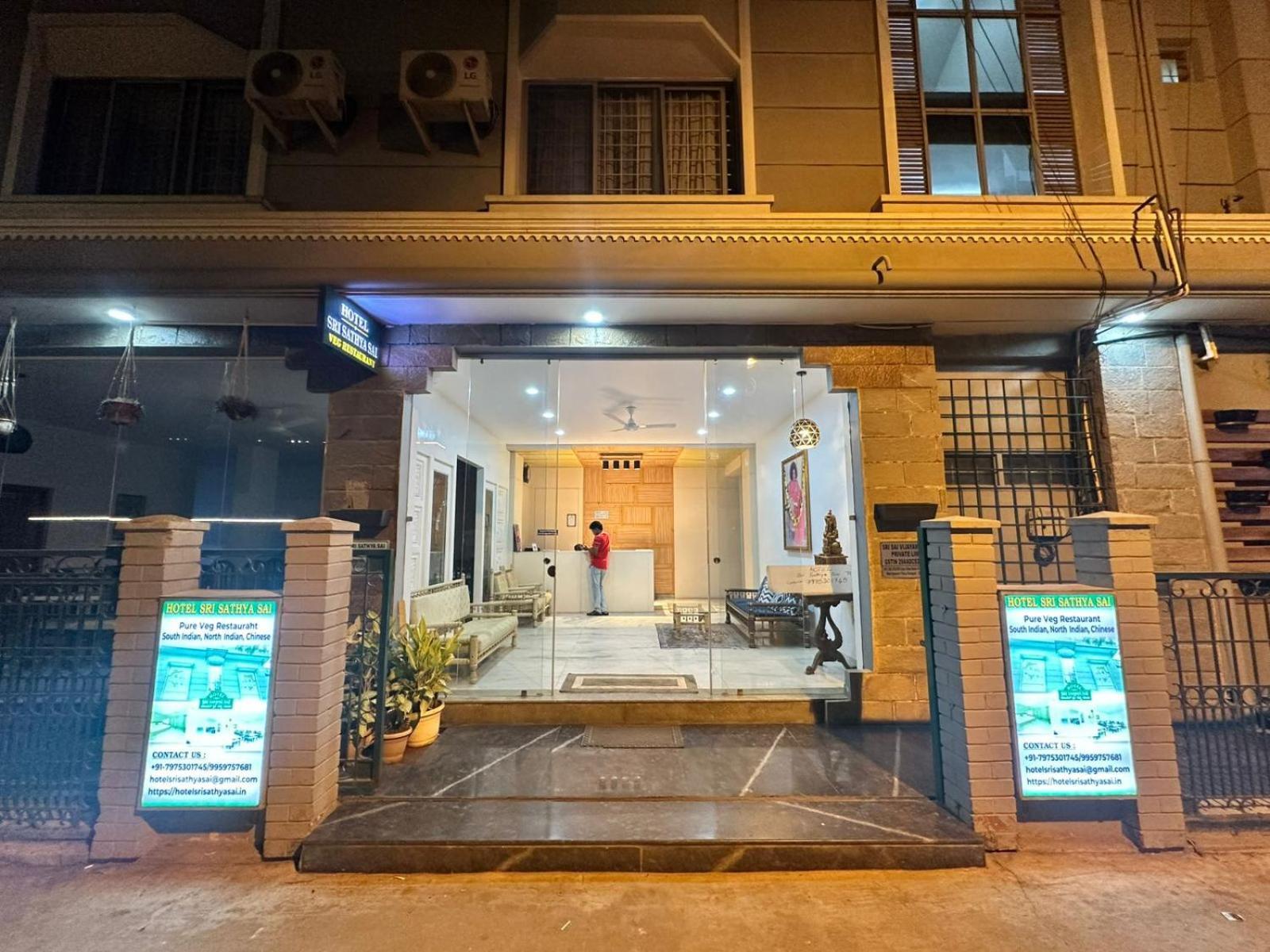 Hotel Sri Sathya Sai Bangalore Exteriör bild